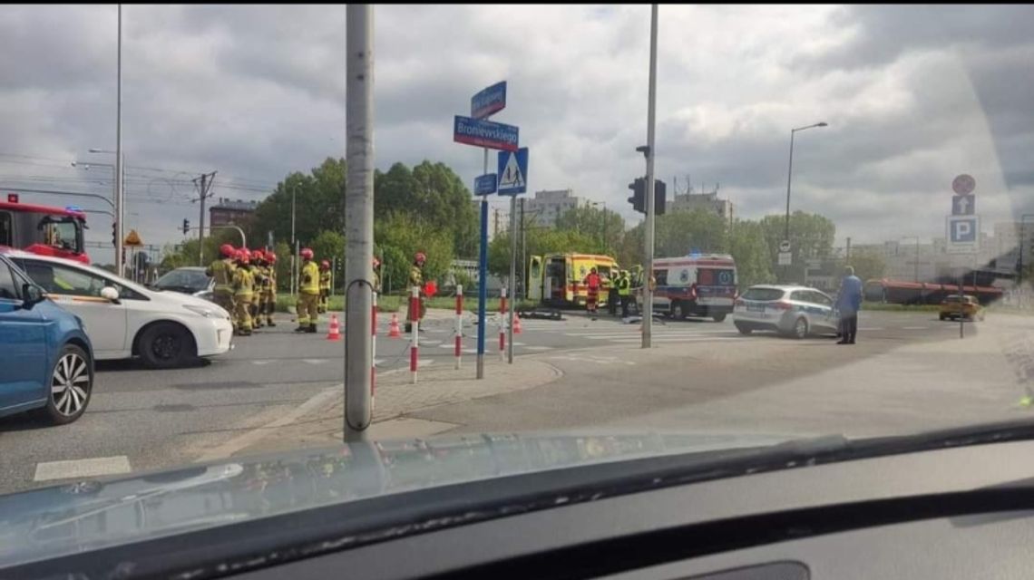 Wypadek drogowy w Warszawie. Strażak z Chorzowa pomógł w akcji ratunkowej