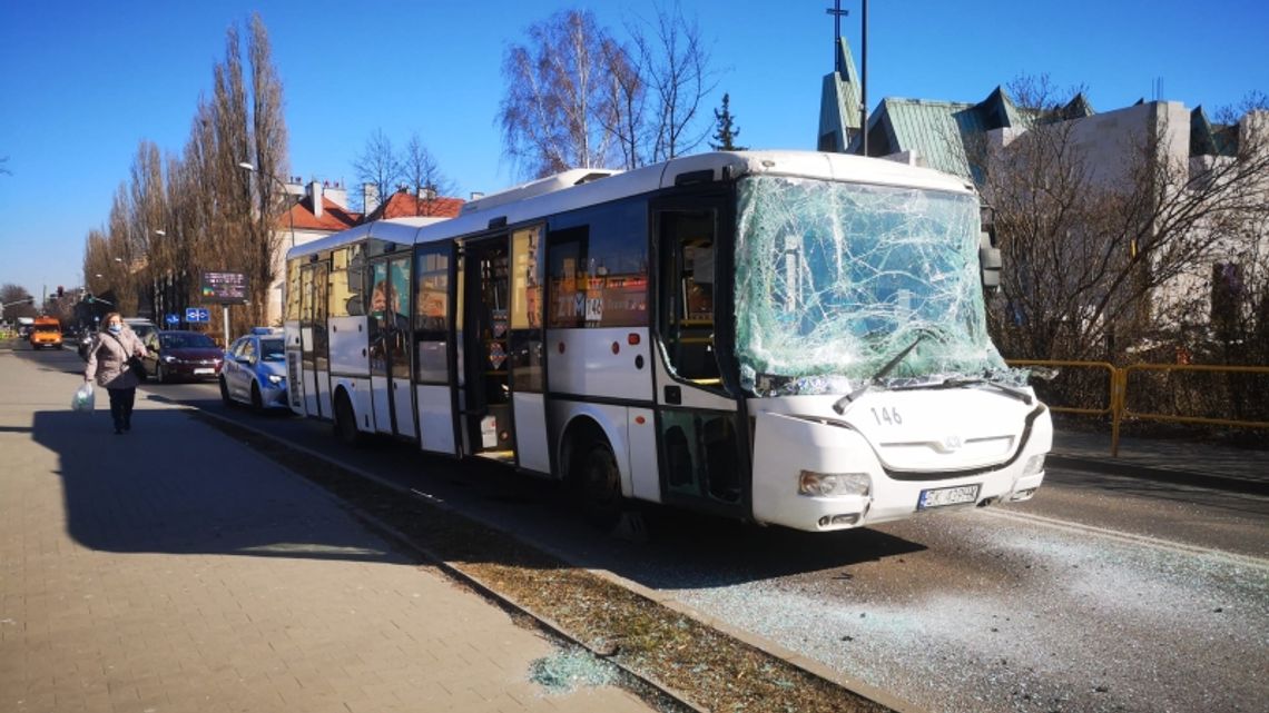 Wypadek na ulicy Batorego. Autobus zderzył się z TIR-em