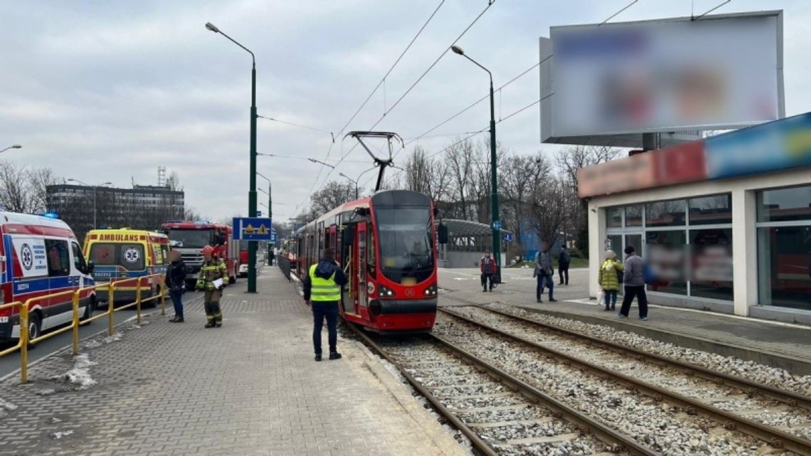 Wypadek przy AKS-ie. Kobieta została potrącona przez tramwaj [WIDEO]