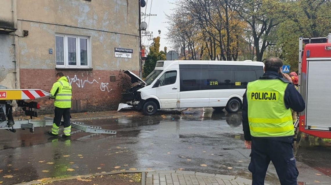 Wypadek przy ulicy Wandy, bus zderzył się z samochodem osobowym! [ZDJĘCIA]