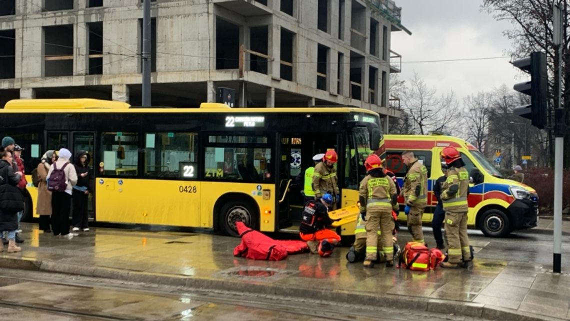 Wypadek w centrum Chorzowa. Kobieta została potrącona przez autobus