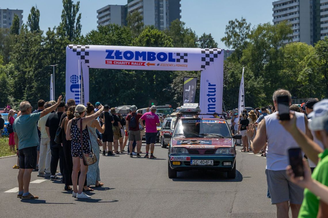 Wyruszyli do Afryki w celu pomocy najmłodszym! Użyli do tego starych aut z byłego bloku wschodniego Wyruszyli do Afryki w celu pomocy najmłodszym! Użyli do tego starych aut z byłego bloku wschodniego