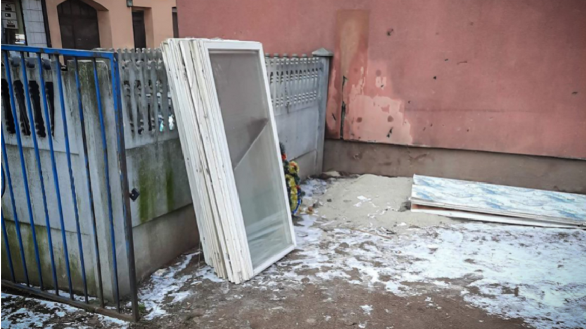 Wyrzucił odpady obok śmietników. Nie uniknął mandatu