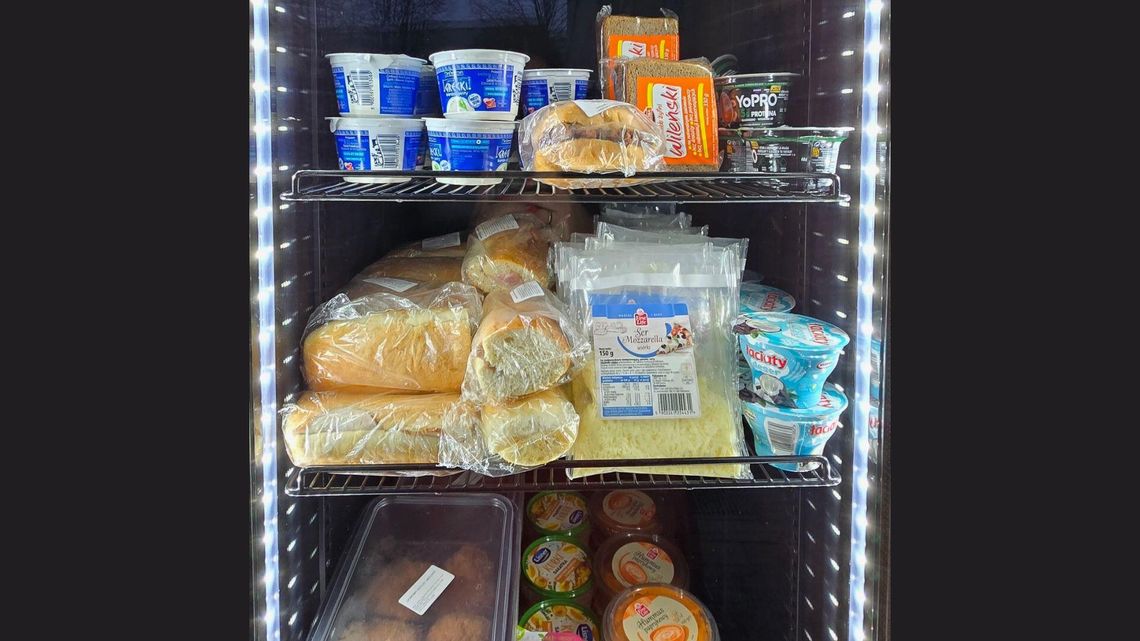 Za dużo jedzenia? Zostaw je w specjalnej lodówce i podziel się z innymi