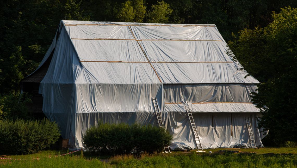 Zafoliowano Spichlerz z Bujakowa. Dlaczego? Zafoliowano Spichlerz z Bujakowa. Dlaczego?