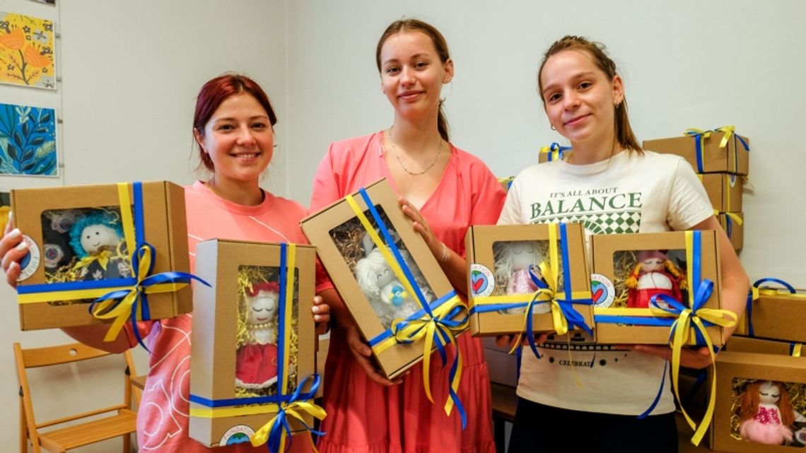 Zawodniczki Galiczanki Lwów wspierają Ukrainę szyjąc szmaciane laleczki [ZDJĘCIA]