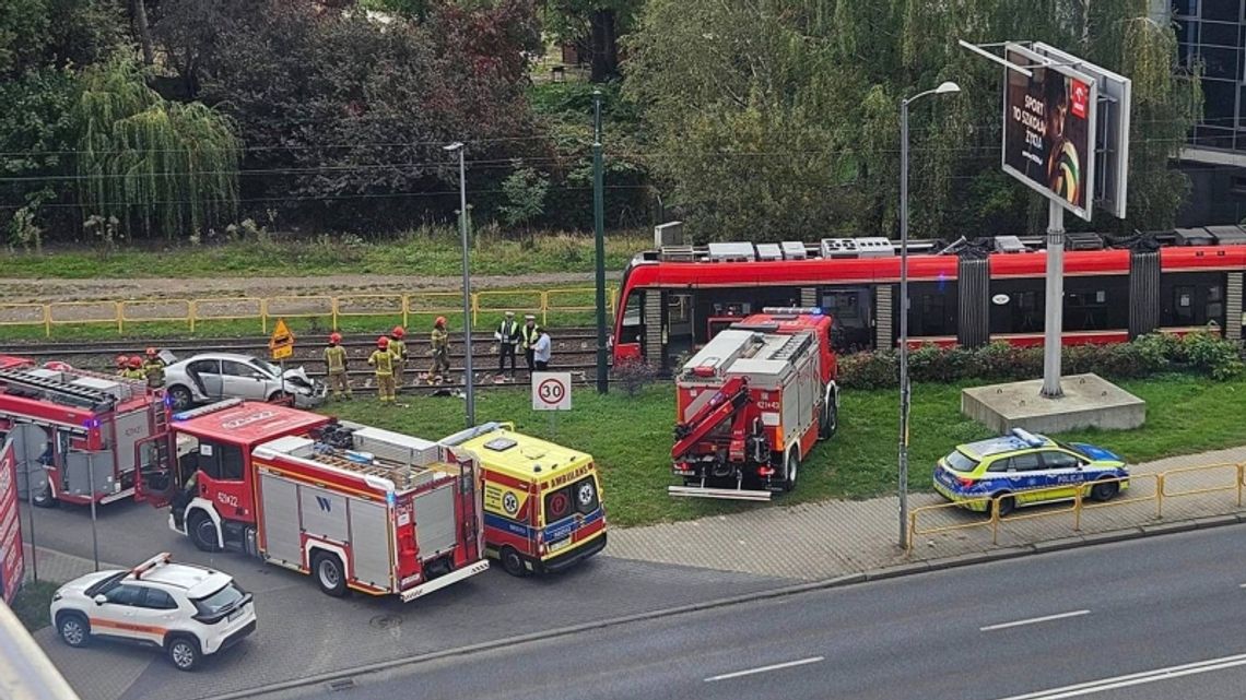 Zignorował znak "stop" i wjechał pod tramwaj