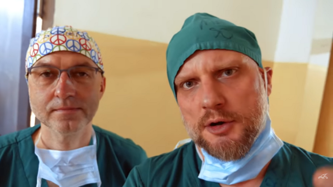 Znany vloger odwiedził chorzowskich lekarzy... w Rwandzie!