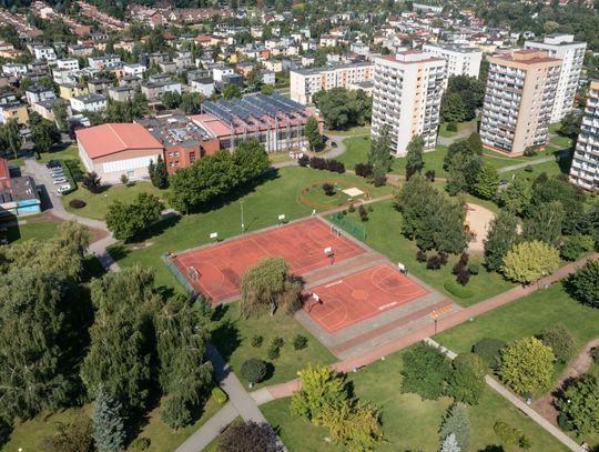 Kompleks Sportowy Hajduki przy ul. Granicznej 92 w Chorzowie z lotu ptaka; budynek hali i basenu oraz boiska osiedlowe