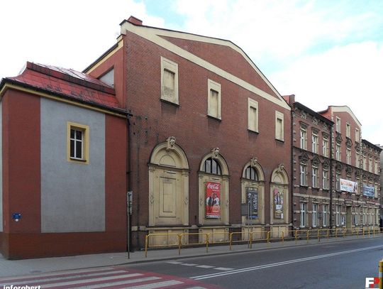 Budynek Miejskiego Domu Kultury Batory przy ul. Stefana Batorego 6 w Chorzowie, widok od ulicy