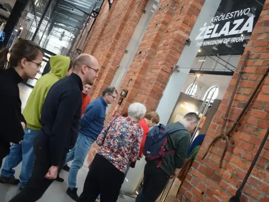 Zwiedzający przy wejściu na wystawę Królestwo Żelaza w Muzeum Hutnictwa w Chorzowie