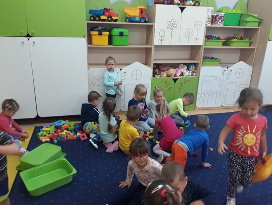 Zabawa w sali Przedszkola nr 19 w Chorzowie — zdjęcie archiwalne z oficjalnej strony placówki, 2019 rok