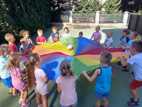 Zabawy ruchowe z chustą na terenie Przedszkola nr 4 w Chorzowie — zdjęcie z oficjalnej galerii placówki