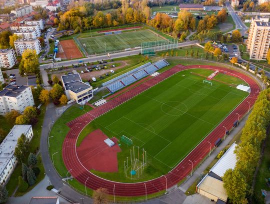 Stadion Miejski MORiS przy ul. Lompy 10a w Chorzowie z lotu ptaka, z bieżnią i boiskiem