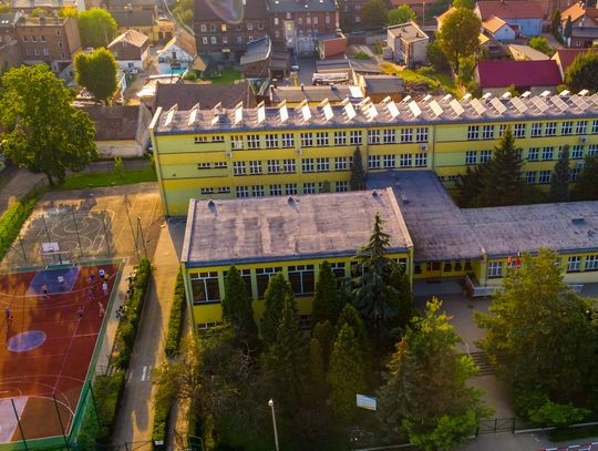 Budynek i boiska Zespołu Szkół Mistrzostwa Sportowego przy ul. Harcerskiej 2 w Chorzowie, widok z lotu ptaka