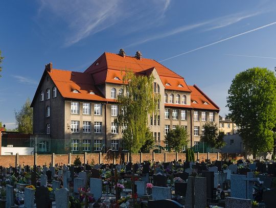 Budynek Szkoły Podstawowej nr 10 przy ul. Urbanowicza 4 w Chorzowie — zdjęcie archiwalne