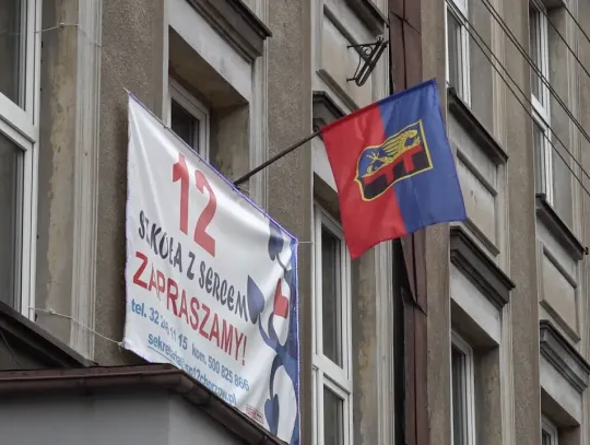 Budynek Szkoły Podstawowej nr 12 przy ul. Skrajnej 2 w Chorzowie — zdjęcie archiwalne z 2022 roku
