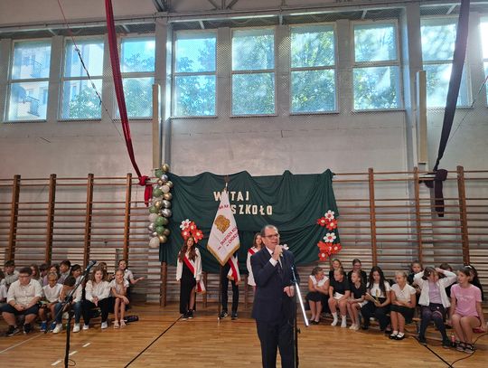 Rozpoczęcie roku szkolnego 2026/2027 w sali gimnastycznej Szkoły Podstawowej nr 13 im. Tadeusza Kościuszki w Chorzowie