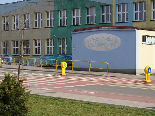 Budynek szkoły im. Gerarda Cieślika przy ul. Wolności 133 w Chorzowie — zdjęcie archiwalne