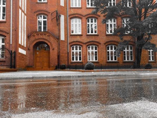 Budynek Szkoły Podstawowej nr 32 przy ul. Kaliny 61 w Chorzowie — fotografia z oficjalnej strony szkoły