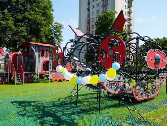 Plac zabaw przy Szkole Podstawowej nr 38 w Chorzowie — zdjęcie z otwarcia w czerwcu 2026 roku