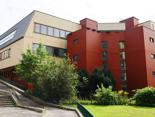 Budynek Szkoły Podstawowej nr 5 z Oddziałami Sportowymi przy ul. Ryszki 55 w Chorzowie