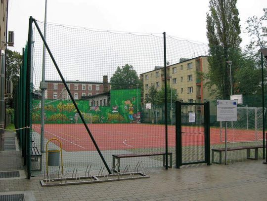 Boisko Specjalnego Ośrodka Szkolno-Wychowawczego przy ul. Hajduckiej 22 w Chorzowie — zdjęcie z galerii ośrodka
