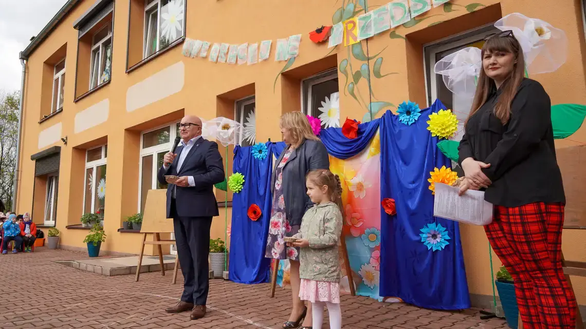 Integracyjne Przedszkole nr 12 im. Marii Montessori w Chorzowie Plac zabaw przy Integracyjnym Przedszkolu nr 12 w Chorzowie — zdjęcie archiwalne z otwarcia w kwietniu 2024 roku