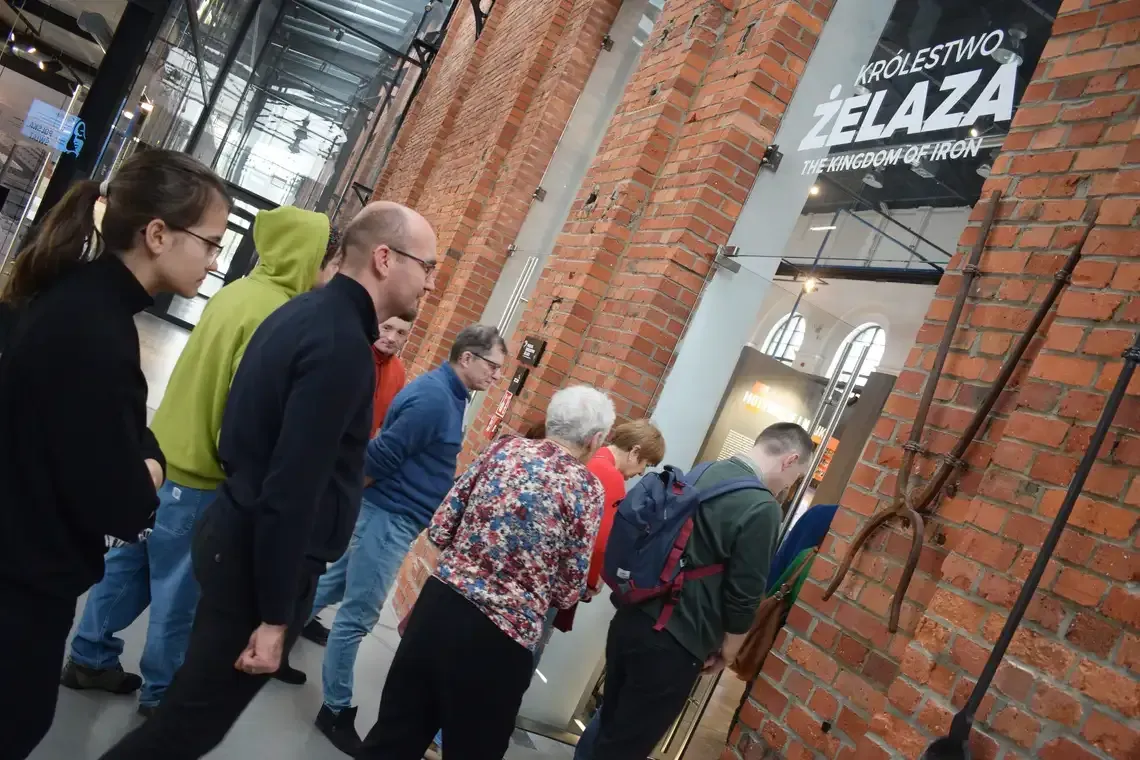 Muzeum Hutnictwa w Chorzowie Zwiedzający przy wejściu na wystawę Królestwo Żelaza w Muzeum Hutnictwa w Chorzowie