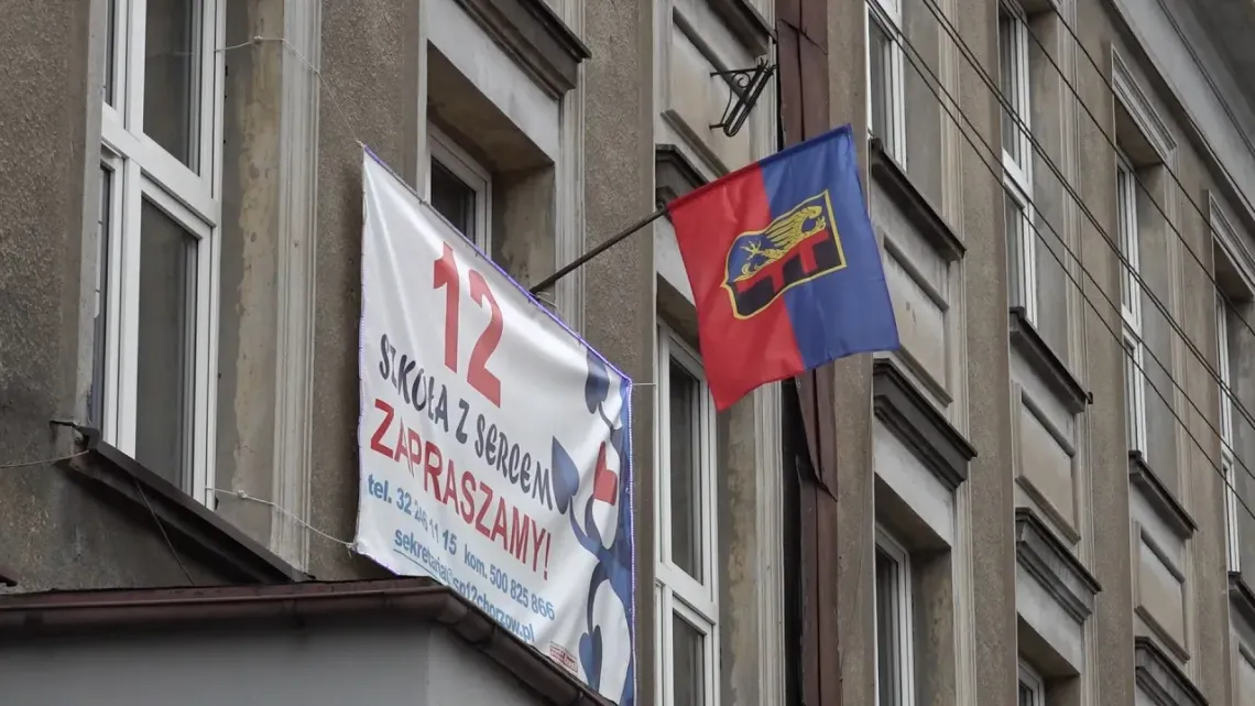Szkoła Podstawowa nr 12 z Oddziałami Integracyjnymi w Chorzowie Budynek Szkoły Podstawowej nr 12 przy ul. Skrajnej 2 w Chorzowie — zdjęcie archiwalne z 2022 roku