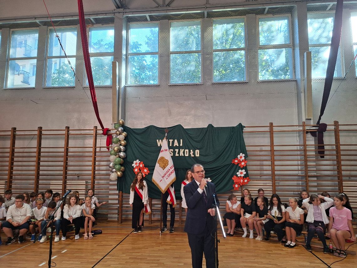 Szkoła Podstawowa nr 13 im. Tadeusza Kościuszki w Chorzowie Rozpoczęcie roku szkolnego 2026/2027 w sali gimnastycznej Szkoły Podstawowej nr 13 im. Tadeusza Kościuszki w Chorzowie