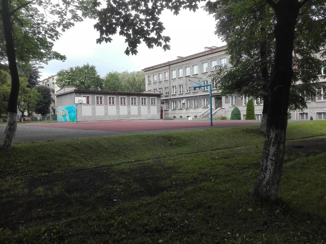 Szkoła Podstawowa nr 2 im. Jana Pawła II w Chorzowie Budynek i boisko Szkoły Podstawowej nr 2 przy ul. Sportowej 4 w Chorzowie