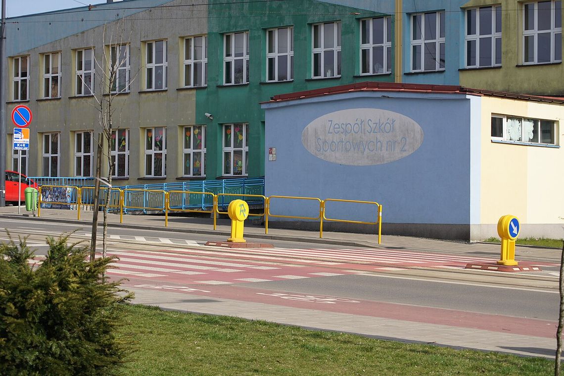 Szkoła Podstawowa nr 21 im. Gerarda Cieślika w Chorzowie Budynek szkoły im. Gerarda Cieślika przy ul. Wolności 133 w Chorzowie — zdjęcie archiwalne