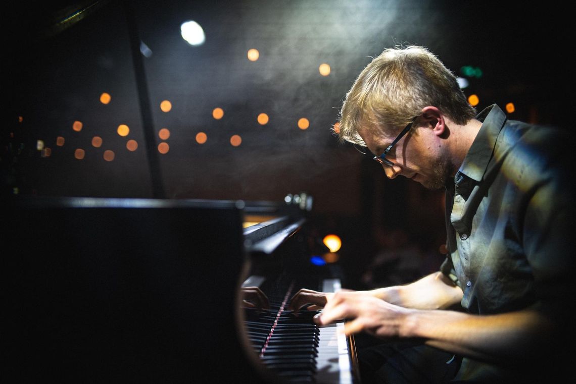 MICHAŁ CIESIELSKI – Piano Stories, recital fortepianowy w ramach XII Festiwalu Jazz&Literatura 2026 Plakat wydarzenia MICHAŁ CIESIELSKI – Piano Stories, recital fortepianowy w ramach XII Festiwalu Jazz&Literatura 2026