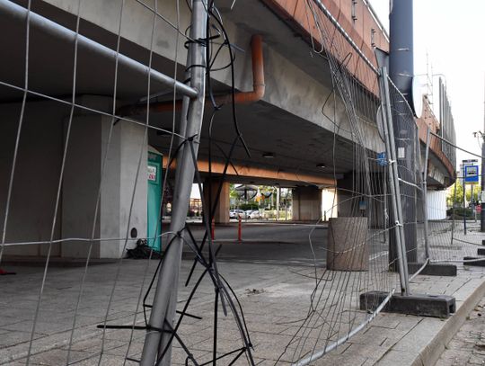 Spacery pod zamkniętą estakadą. "Ja będę uważał"