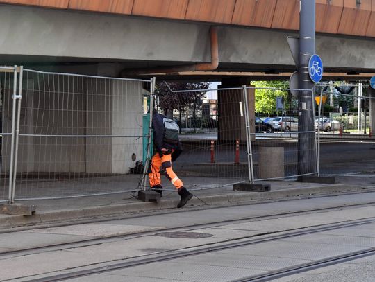 Spacery pod zamkniętą estakadą. "Ja będę uważał"