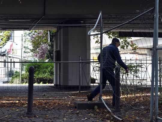 Spacery pod zamkniętą estakadą. "Ja będę uważał"