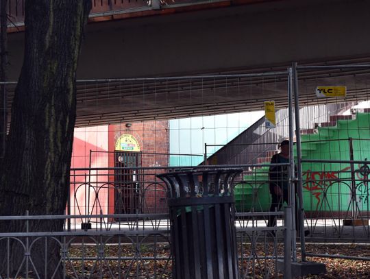 Spacery pod zamkniętą estakadą. "Ja będę uważał"