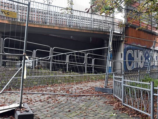 Spacery pod zamkniętą estakadą. "Ja będę uważał"