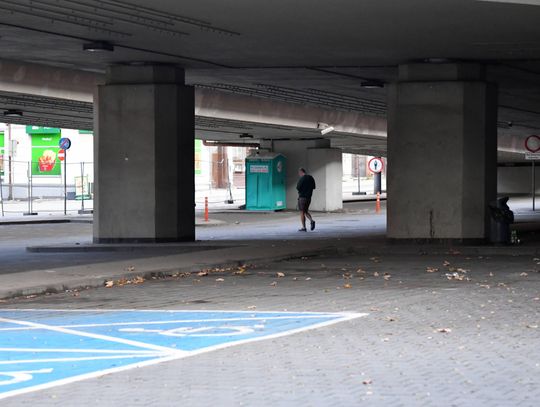 Spacery pod zamkniętą estakadą. "Ja będę uważał"