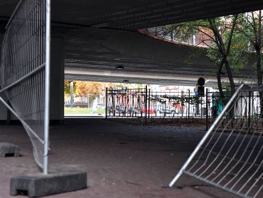 Spacery pod zamkniętą estakadą. "Ja będę uważał"