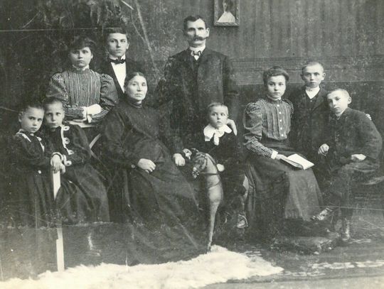 Rodzina Piowczyków, zdjęcie z ok. 1880-1890 r. Rodzina Piowczyków, zdjęcie z ok. 1880-1890 r.