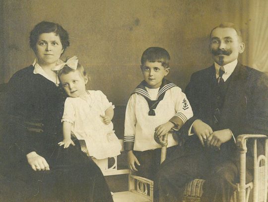 Państwo Piowczyk z dziećmi - Erną i Augustynem Państwo Piowczyk z dziećmi - Erną i Augustynem