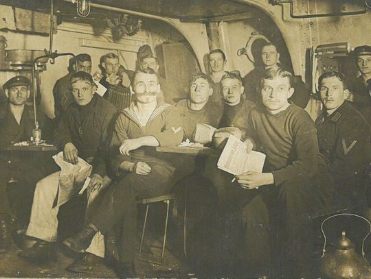 Mateusz Piowczyk (trzeci od lewej na pierwszym planie) z załogą U-Boota. Mateusz Piowczyk (trzeci od lewej na pierwszym planie) z załogą U-Boota.