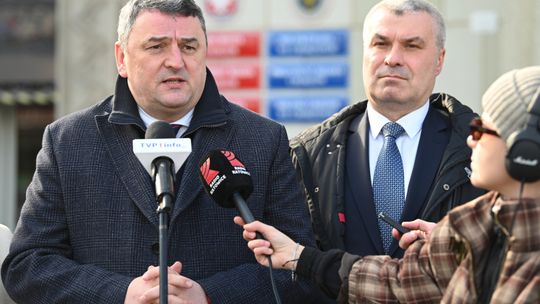 Przedstawienie wiceprezydenta Marka Akcińskiego - konferencja przed urzędem miasta Przedstawienie wiceprezydenta Marka Akcińskiego - konferencja przed urzędem miasta