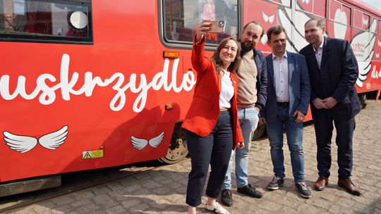 1,5% podatku dla Domu Aniołów Stróżów - Tramwajem po Aglo ze Zbigniewem Rokitą 1,5% podatku dla Domu Aniołów Stróżów - Tramwajem po Aglo ze Zbigniewem Rokitą