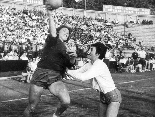 Juta Kostorz w białej koszulce podczas meczu reprezentacji Polski