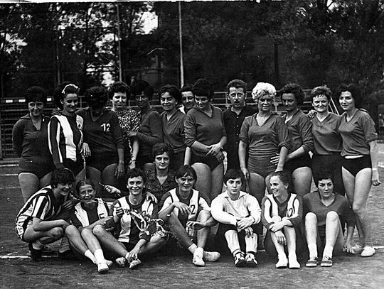 Dawne zawodniczki i młode szczypiornistki Ruchu w 1970 roku