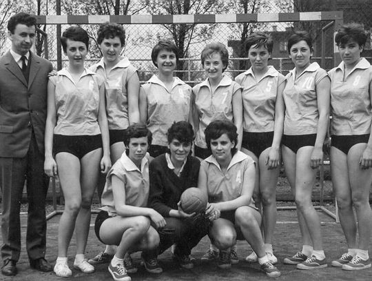 Mistrzowska drużyna piłkarek ręcznych Ruchu Chorzów w 1963 roku