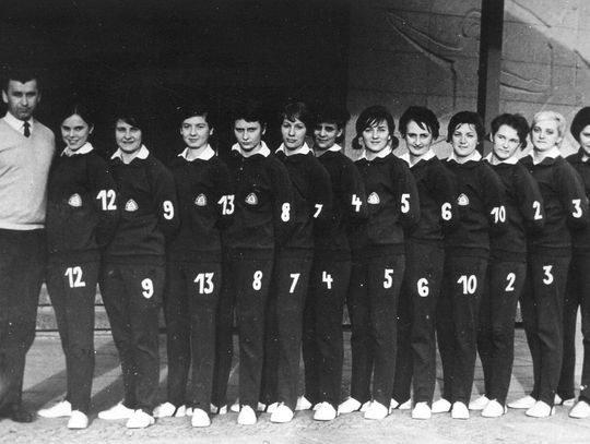 Piłkarki ręczne Ruchu Chorzów z trenerem Ludwikiem Biegasikiem w 1965 roku